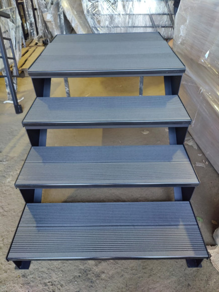 Лестница входная с ступенями ДПК ,без перил.Ширина 1,5 м. Высота 60 см. 4 ступени с площадкой.