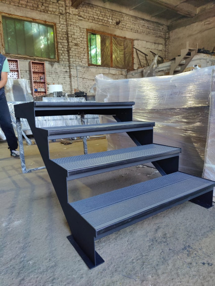 Лестница входная с ступенями ДПК ,без перил.Ширина 1,5 м. Высота 60 см. 4 ступени с площадкой.