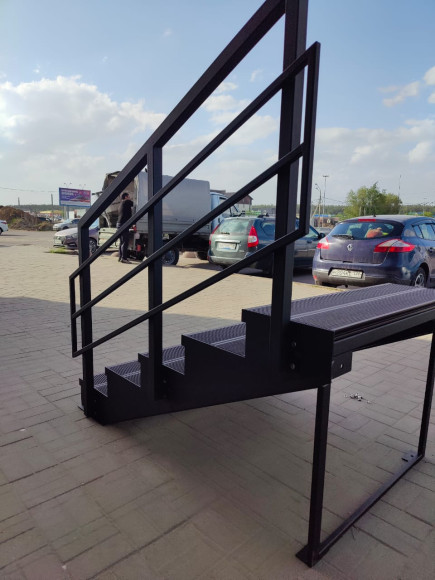 Лестница-крыльцо 6 ступеней , с ДПК , перила с одной стороны. Ширина 2 м , высота 90 см. 