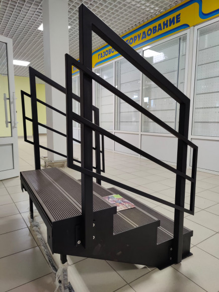 Лестница-крыльцо 3 ступени,с ДПК,ограждения с двух сторон.Ширина 1 м.