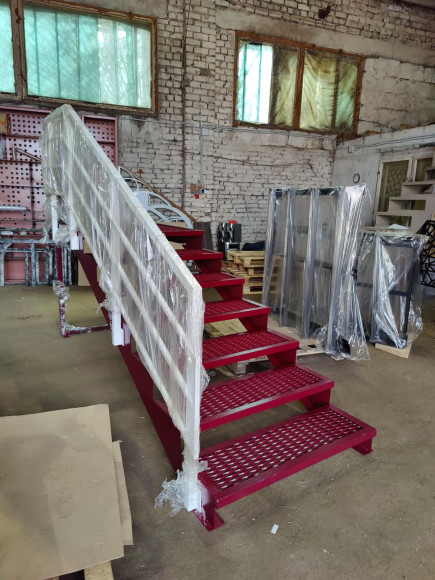 Лестница-крыльцо с площадкой 7 ступеней ,c ступенями из ПВЛ,ограждение с одной стороны и по торцу площадки.Ширина 1,3 метр.Высота  1,05 м. 