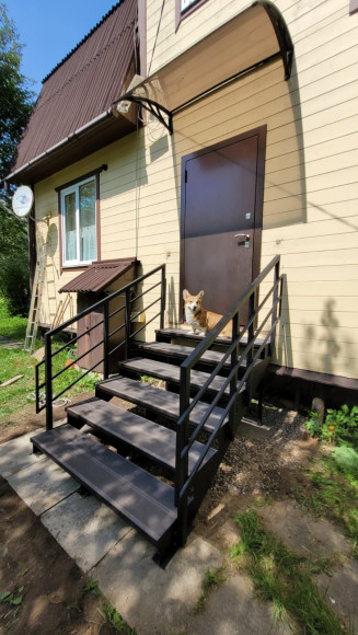 Лестница-крыльцо 6 ступеней с ДПК, ограждения с двух сторон.Ширина 1 метр ,высота 90 см.