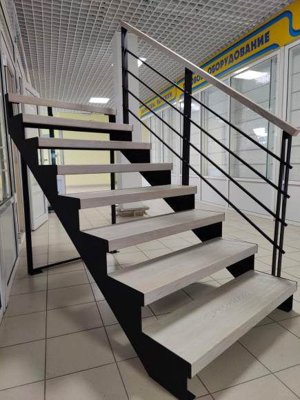 Лестница в дом на двух косоурах 15 прямых ступеней площадка 800*1700,разворот на 180 гр.Ширина 800мм.