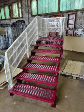 Лестница-крыльцо с площадкой 7 ступеней ,c ступенями из ПВЛ,ограждение с одной стороны и по торцу площадки.Ширина 1,5 метра.Высота 105 см. 