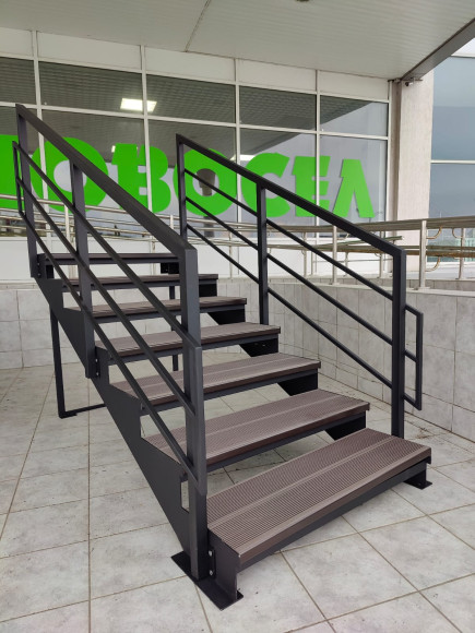 Лестница-крыльцо 6 ступеней с ДПК, ограждения с двух сторон.Ширина 1,3 метра ,высота 90 см.