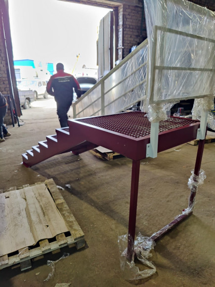 Лестница-крыльцо с площадкой 7 ступеней ,c ступенями из ПВЛ,ограждение с одной стороны и по торцу площадки.Ширина 1 метр.Высота  1.05м. 