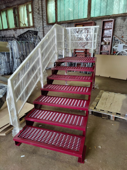 Лестница-крыльцо с площадкой 7 ступеней ,c ступенями из ПВЛ,ограждение с одной стороны и по торцу площадки.Ширина 1 метр.Высота  1.05м. 