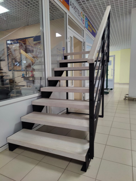 Лестница в дом 10 прямых ступеней и 6 забежных.Разворот на 180 гр.Ширина 800мм.