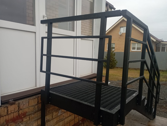 Лестница-крыльцо с площадкой 5 ступеней ,c ступенями из ПВЛ,ограждение с одной стороны и по торцу площадки.Ширина 1,3 метра.Высота 75 см.