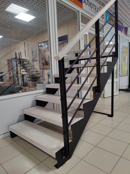 Лестница в дом, 6 прямых ступеней.Ширина 80 см.