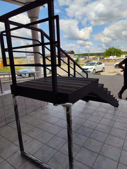 Лестница входная с ступенями ДПК , перила с одной стороны и торца .Ширина 1 м. Высота 1,2 см. 8 ступеней с площадкой.