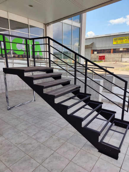 Лестница входная с ступенями ДПК , перила с одной стороны и торца .Ширина 1 м. Высота 1,2 см. 8 ступеней с площадкой.