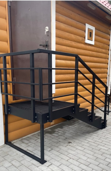 Лестница-крыльцо с площадкой 5 ступеней ,c ступенями из ПВЛ,ограждение с одной стороны и по торцу площадки.Ширина 2 метра.Высота 75 см.