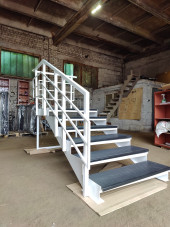 Лестница входная с ступенями ДПК , перила с одной стороны и торца .Ширина 1,3 м. Высота 1,05 см. 7 ступеней с площадкой.