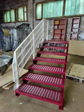 Лестница-крыльцо с площадкой 7 ступеней ,c ступенями из ПВЛ,ограждение с одной стороны .Ширина 1 метр.Высота  1.05м.  