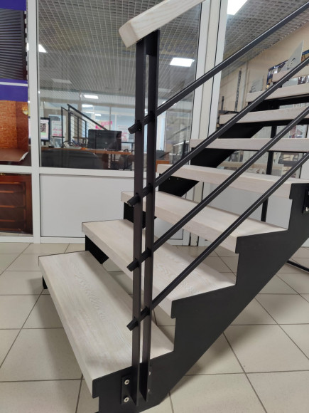 Лестница в дом, 9 прямых ступеней.Ширина 80 см.