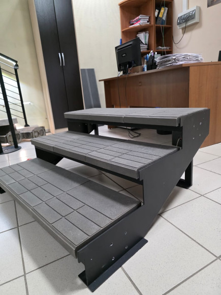 Лестница входная с ступенями из полимерно-песчаного композита ,без перил.Ширина 1 м. Лестница входная с ступенями из полимерно-песчаного композита ,без перил.Ширина 1 м.