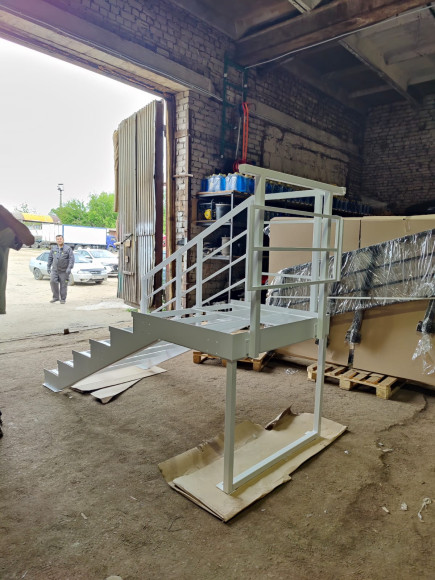 Лестница-крыльцо 6 ступеней с площадкой ,без ступеней ДПК,без перил.Ширина 2 м высота 90 см. 