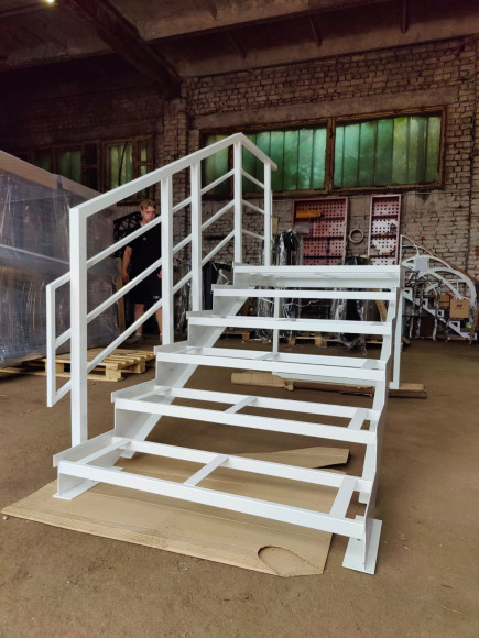 Лестница-крыльцо 6 ступеней с площадкой ,без ступеней ДПК,ограждение с одной стороны.Ширина 1,3 м высота 90 см.