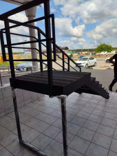 Лестница входная с ступенями ДПК , перила с одной стороны и торца .Ширина 1,3 м. Высота 1,2 см. 8 ступеней с площадкой.