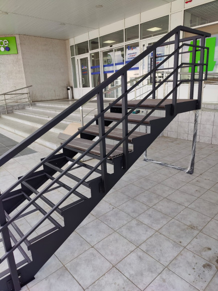 Лестница входная с ступенями ДПК , перила с одной стороны и торца .Ширина 1,3 м. Высота 1,2 см. 8 ступеней с площадкой.