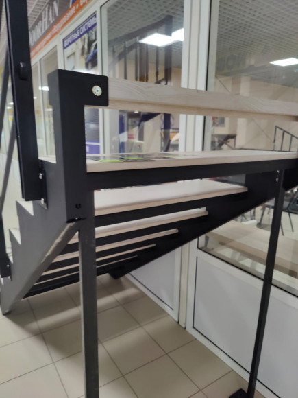 Лестница в дом,11 прямых ступеней на металлокаркасе,ступени дуб,ограждения с одной стороны,перила дуб.Ширина 80см