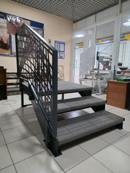 Лестница входная с ступенями из полимерно-песчаного композита ,перила лазерная резка"с одной стороны.Ширина 1 м. 3 ступени с площадкой. Лестница входная с ступенями из полимерно-песчаного композита ,перила лазерная резка"с одной стороны.Ширина 1 м. 3 ступени с площадкой.