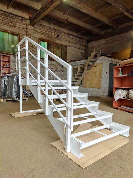 Лестница-крыльцо 6 ступеней с площадкой ,без ступеней ДПК,ограждение с одной стороны.Ширина 1 м ,высота 90 см 