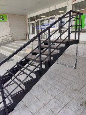 Лестница входная с ступенями ДПК , перила с одной стороны и торца .Ширина 1,5 м. Высота 1,2 см. 8 ступеней с площадкой.