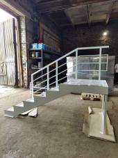 Лестница-крыльцо 6 ступеней с площадкой ,без ступеней ДПК,ограждение с одной стороны.Ширина 1,5 м высота 90 см.