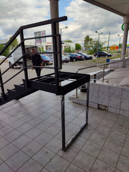 Лестница-крыльцо 6 ступеней с площадкой ,без ступеней ДПК,ограждение с одной стороны.Ширина 1,5 м высота 90 см.