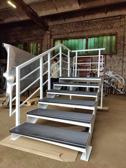 Лестница входная с ступенями ДПК , перила с одной стороны и торца .Ширина 2 м. Высота 1,2 см. 8 ступеней с площадкой.