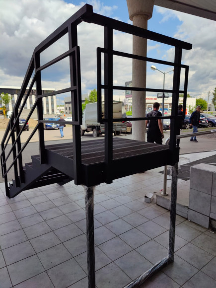 Лестница входная с ступенями ДПК , перила с одной стороны и торца .Ширина 2 м. Высота 1,2 см. 8 ступеней с площадкой.