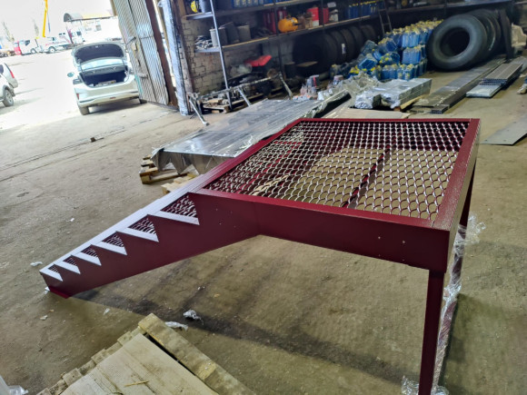 Лестница-крыльцо с площадкой 7 ступеней ,c ступенями из ПВЛ,без перил.Ширина 1,3 метра .Высота  1.05м.