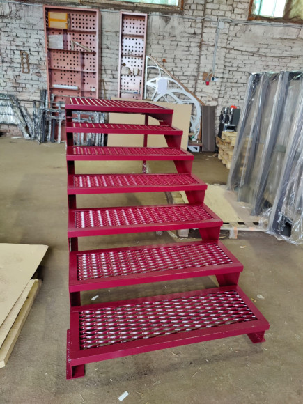 Лестница-крыльцо с площадкой 7 ступеней ,c ступенями из ПВЛ,без перил.Ширина 1,3 метра .Высота  1.05м.