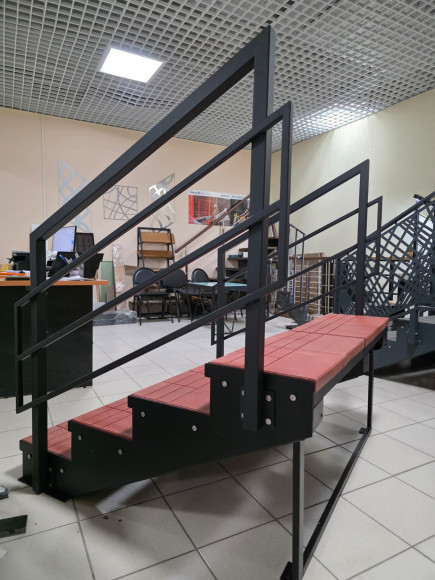 Лестница входная с ступенями из полимерно-песчаного композита ,перила "стандарт"с двух сторон.Ширина 1,3 м.Высота 60 см. Лестница входная с ступенями из полимерно-песчаного композита ,перила "стандарт"с двух сторон.Ширина 1,3 м.Высота 60 см.