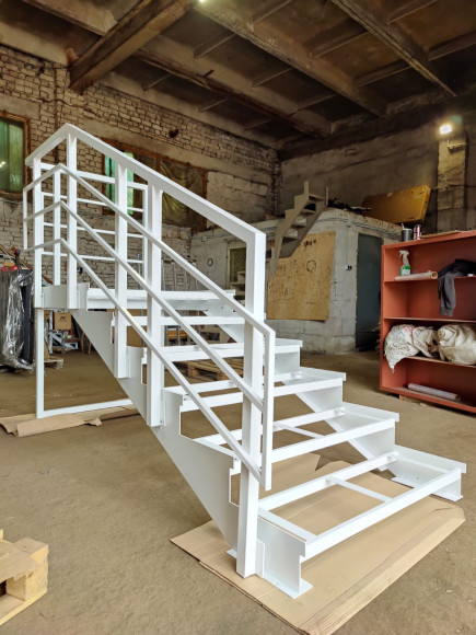 Лестница-крыльцо 6 ступеней с площадкой ,без ступеней ДПК,ограждение с одной стороны и торца.Ширина 1 м ,высота 90 см 