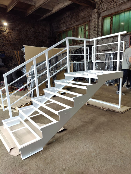 Лестница-крыльцо 6 ступеней с площадкой ,без ступеней ДПК,ограждение с одной стороны и торца.Ширина 1,3 м ,высота 90 см.