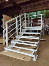 Лестница-крыльцо 6 ступеней с площадкой ,без ступеней ДПК,ограждение с одной стороны и торца.Ширина 1,3 м ,высота 90 см.