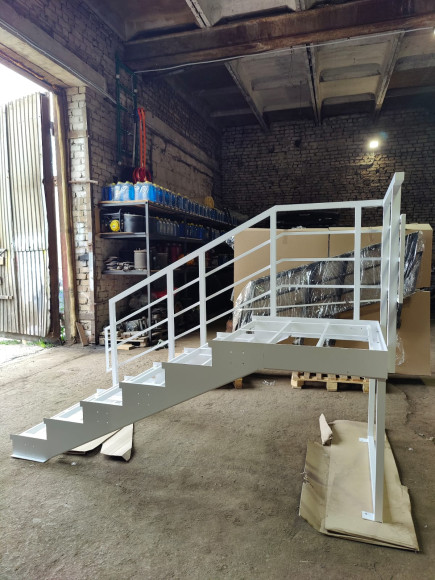 Лестница-крыльцо 6 ступеней с площадкой ,без ступеней ДПК,ограждение с одной стороны и торца.Ширина 1,5 м ,высота 90 см.