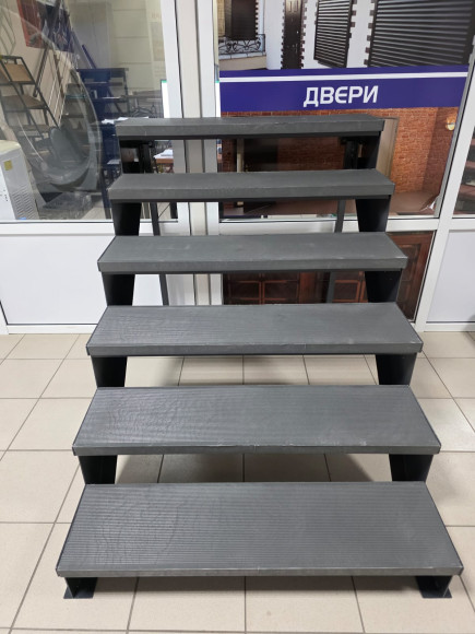 Лестница входная с ступенями из полимерно-песчаного композита ,без перил.Ширина 1 м.Высота 1,08м. 6 ступеней. Лестница входная с ступенями из полимерно-песчаного композита ,без перил.Ширина 1 м.Высота 1,08м. 6 ступеней.