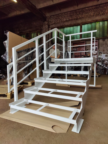 Лестница-крыльцо 6 ступеней с площадкой ,без ступеней ДПК,ограждение с одной стороны и торца.Ширина 2 м ,высота 90 см.