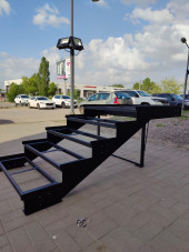 Лестница-крыльцо с площадкой ,8 ступеней,без ДПК,без перил. Ширина 1 м.Высота 1,2 м.