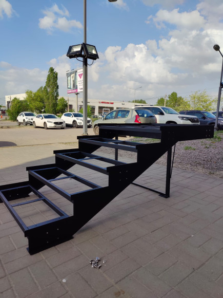 Лестница-крыльцо с площадкой ,8 ступеней,без ДПК,без перил. Ширина 1 м.Высота 1,2 м.