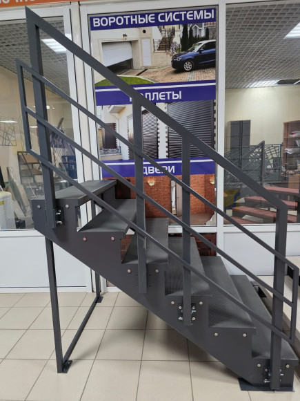 Лестница входная с ступенями из полимерно-песчаного композита ,перила "стандарт"с одной стороны.Ширина 1 м.Высота 1,08м.  6 ступеней.