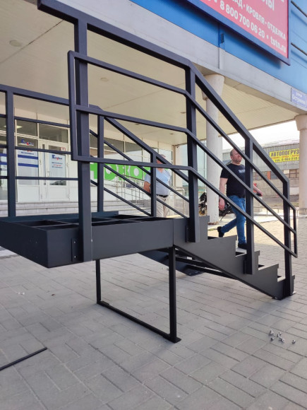 Лестница-крыльцо 6 ступеней с площадкой ,без ступеней ДПК,ограждение с двух сторон.Ширина 1 м высота 90 см.