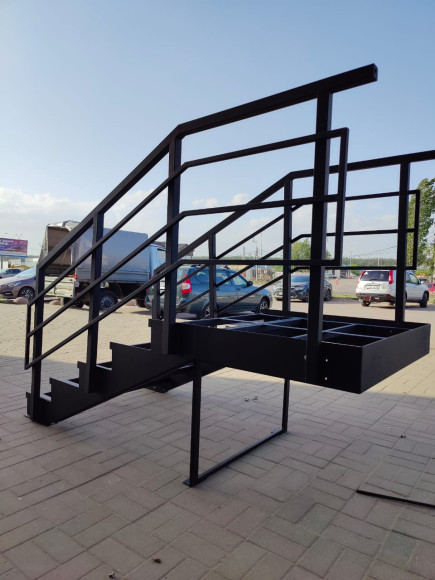 Лестница-крыльцо 6 ступеней с площадкой ,без ступеней ДПК,ограждение с двух сторон.Ширина 1 м высота 90 см.