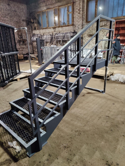 Лестница-крыльцо с площадкой 5 ступеней,c ступенями из ПВЛ,ограждение с одной стороны. Ширина 1,3 метра.Высота 75 см.