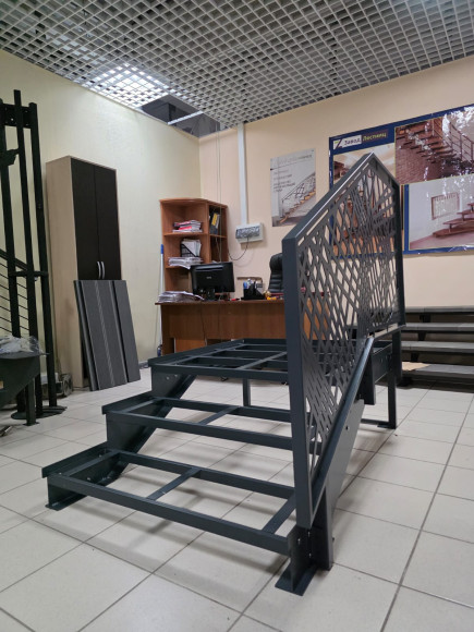 Лестница входная -каркас под ступени из ДПК или ППК ,перила "лазерная резка"с одной стороны.Ширина 1 м. Высота 45 см. 3 ступени с площадкой. Лестница входная -каркас под ступени из ДПК или ППК ,перила "лазерная резка"с одной стороны.Ширина 1 м. Высота 45 см. 3 ступени с площадкой.