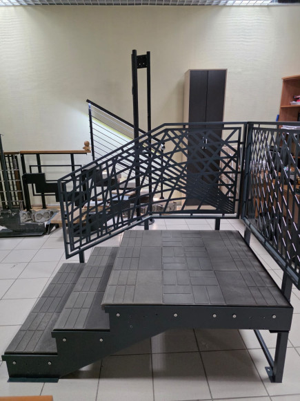 Ограждение лестницы 3-х ступеней с площадкой  "лазерная резка".